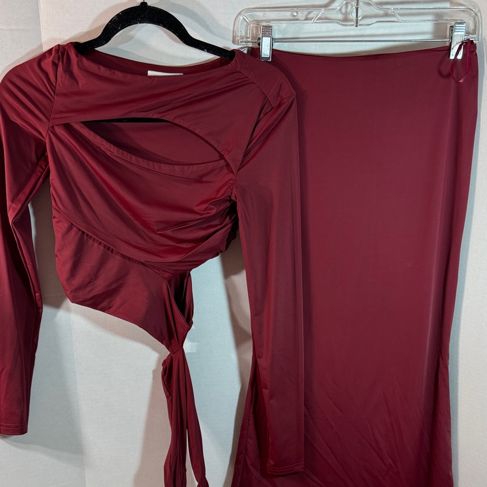 Cut out top makes this beautiful elegant Burgundy Two-Piece Set. Sz S/M